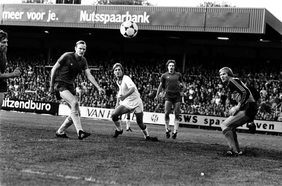 Voetbal Haarlem tegen Ajax 1-3 31, 32 topscorer Kieft ( scoort, (l) Huyg 33, , Bestanddeelnr 932-1744