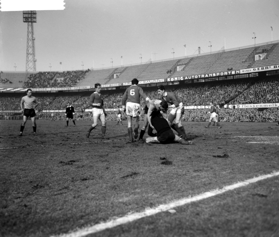 Voetbal Feyenoord tegen MVV. Cor van der Gijp , Korver, Haenen en Verdonschot, Bestanddeelnr 913-5939