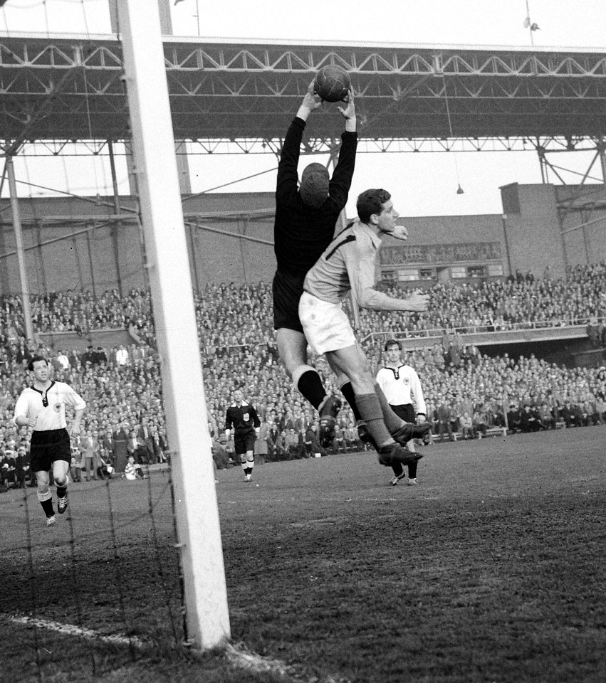 Voetbal Nederland tegen Duitsland in Olympisch Stadion Amsterdam Tilkowski en v, Bestanddeelnr 908-4686, Hans Tilkwoski vs Cor van der Gijp (cropped)
