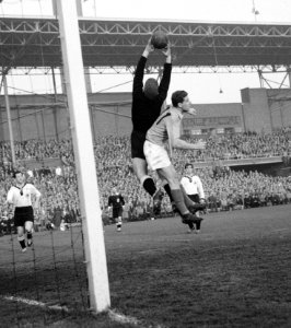 Voetbal Nederland tegen Duitsland in Olympisch Stadion Amsterdam Tilkowski en v, Bestanddeelnr 908-4686, Hans Tilkwoski vs Cor van der Gijp (cropped)