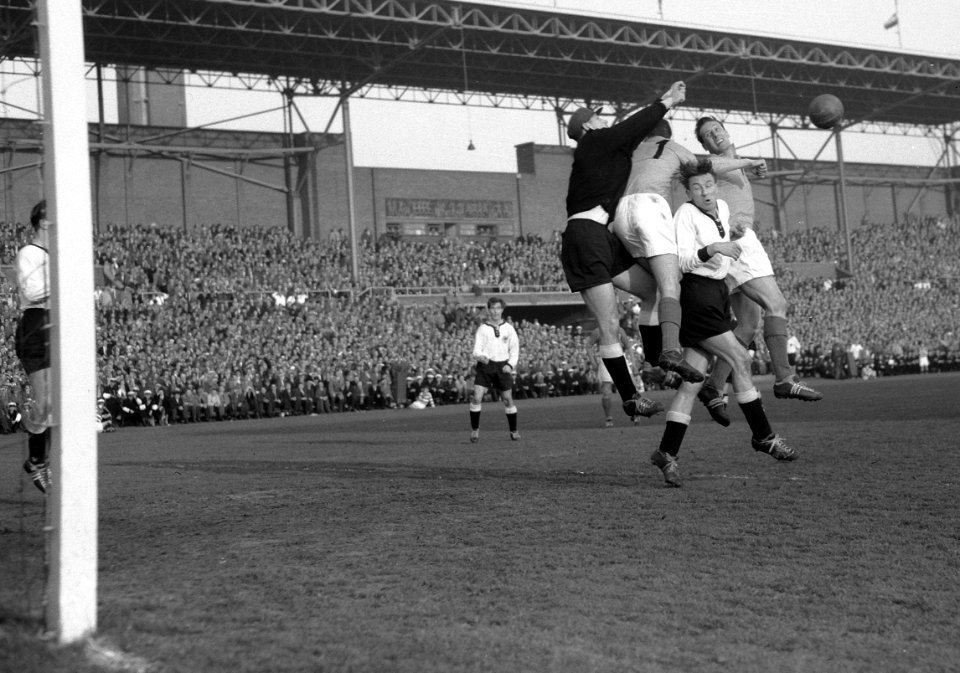 Voetbal Nederland tegen Duitsland in Olympisch Stadion Amsterdam Duitse doelman, Bestanddeelnr 908-4690 Tilkowski Van-der Gijp Appel Wewers (cropped)