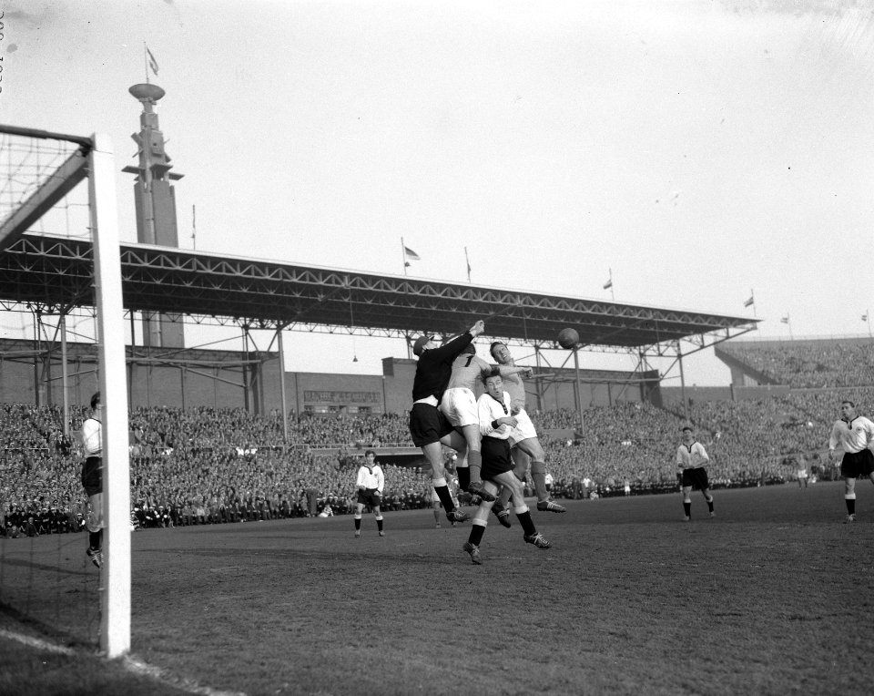 Voetbal Nederland tegen Duitsland in Olympisch Stadion Amsterdam Duitse doelman, Bestanddeelnr 908-4690