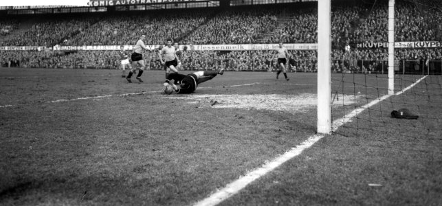 Voetbal Feyenoord tegen MVV. Cor van der Gijp , Korver, Haenen en Verdonschot, Bestanddeelnr 913-5940