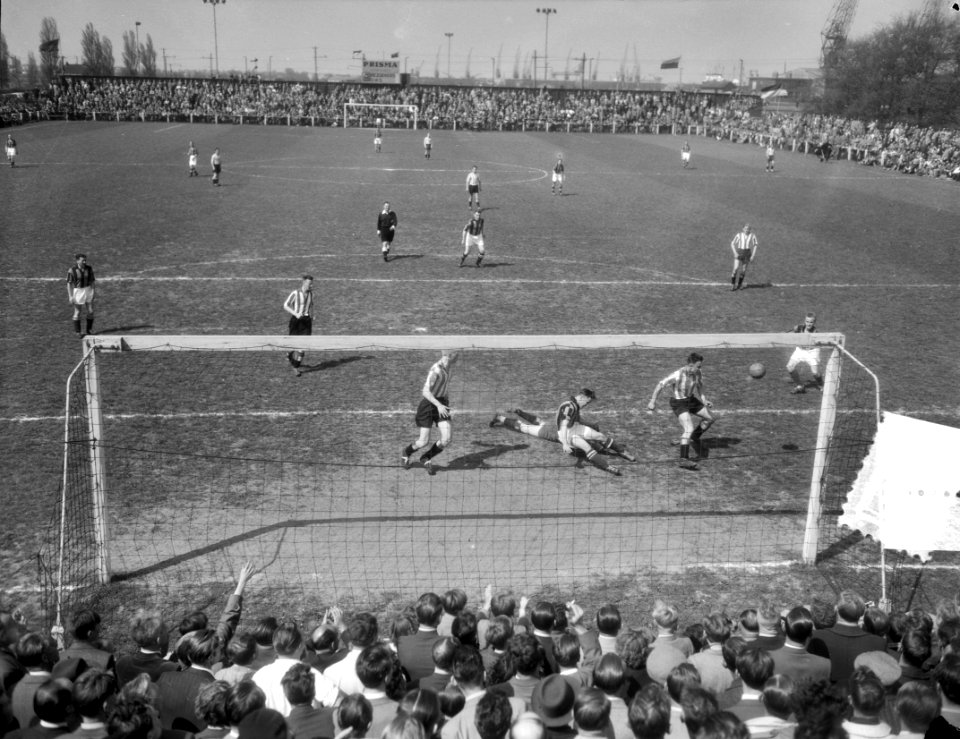 Voetbal DWS tegen Leeuwarden, spelmomenten, Bestanddeelnr 906-4544