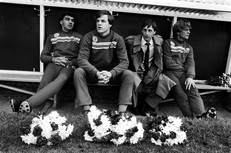 Voetbal Haarlem tegen Ajax 1-3 Johan Cruijff in regenjas tussen reservespelers , Bestanddeelnr 932-1747