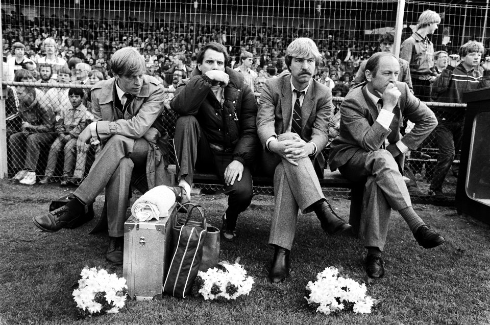 Voetbal Haarlem tegen Ajax 1-3 15, 16 Linder (r) met (l) naast hem Aad de Mos , Bestanddeelnr 932-1748