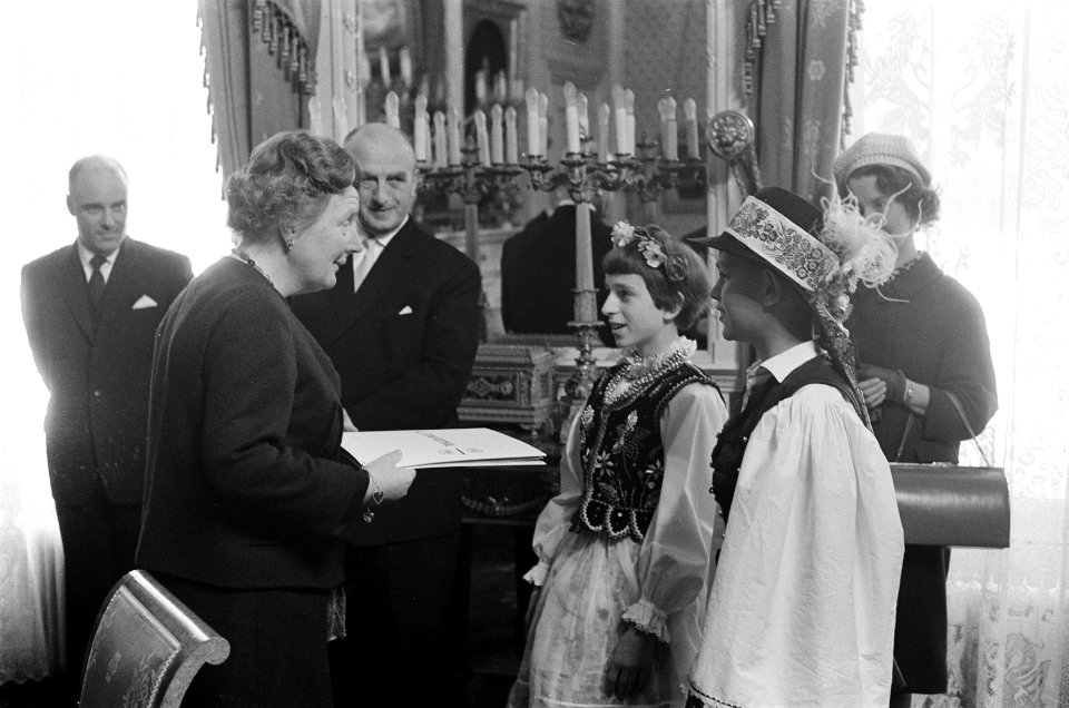 Vluchtelingenplaat All-star festival aan koningin Juliana op Paleis Soestdijk , Bestanddeelnr 914-8728
