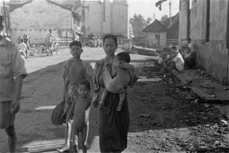 Vluchtende familie in een verwoest gedeelte van Palembang, Bestanddeelnr 125A-5-2