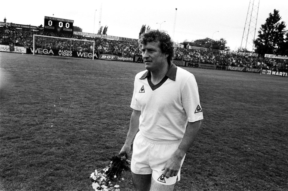Voetbal Haarlem tegen Ajax 1-3 8, 9, 10 Wim Jansen met bloemen i.v.m. laatste , Bestanddeelnr 932-1745