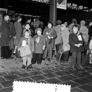 Vluchtelingenkinderen uit Hongarije arriveren per trein te Leiden en verblijven , Bestanddeelnr 934-6107