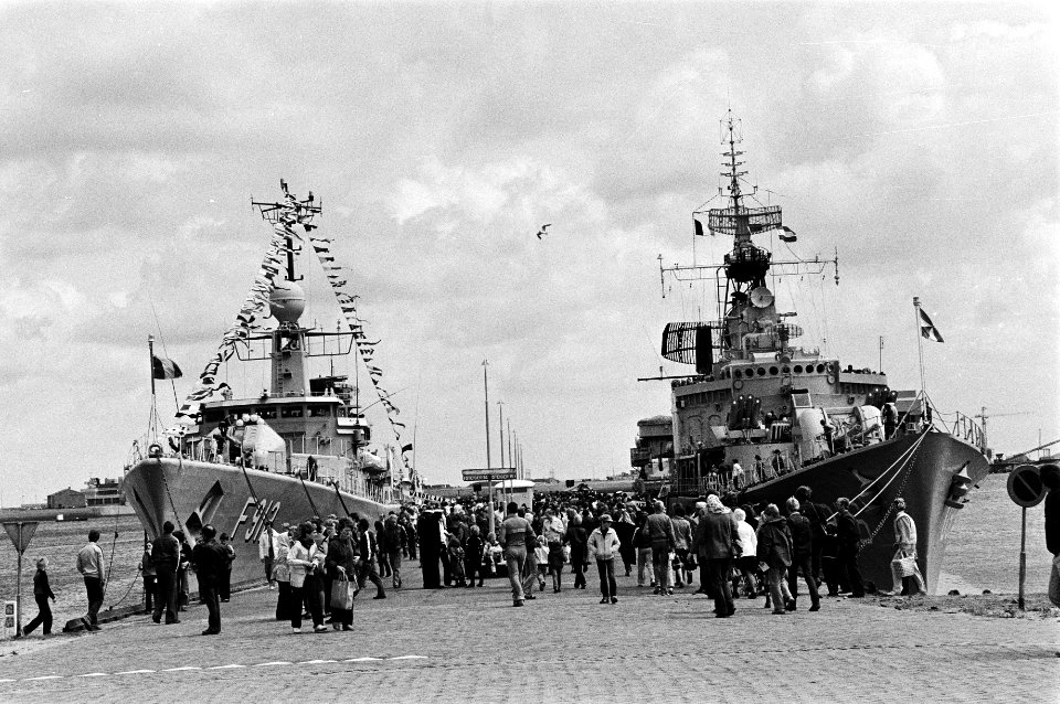 Vlootschouw, menigte, havens, marinebases, militaire vaartuigen, Bestanddeelnr 930-3628