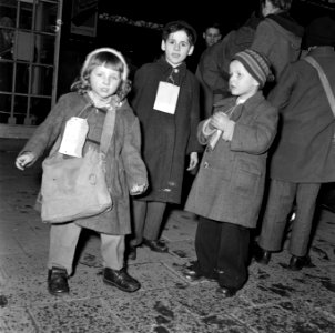 Vluchtelingenkinderen uit Hongarije arriveren per trein te Leiden en verblijven , Bestanddeelnr 908-3026
