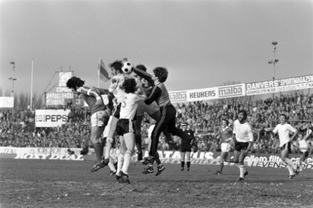 Voetbal FC Utrecht tegen Feyenoord 2-0, met zn allen springen om de bal voor doe, Bestanddeelnr 931-3217