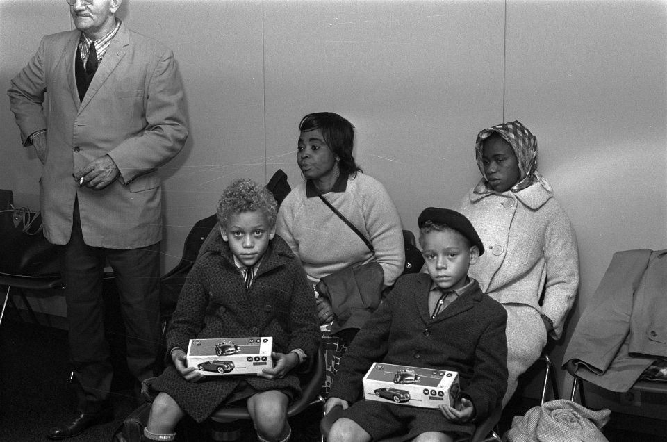 Vluchtelingen uit Biafra arriveren op Schiphol. Een Biafraanse familie, Bestanddeelnr 923-1576