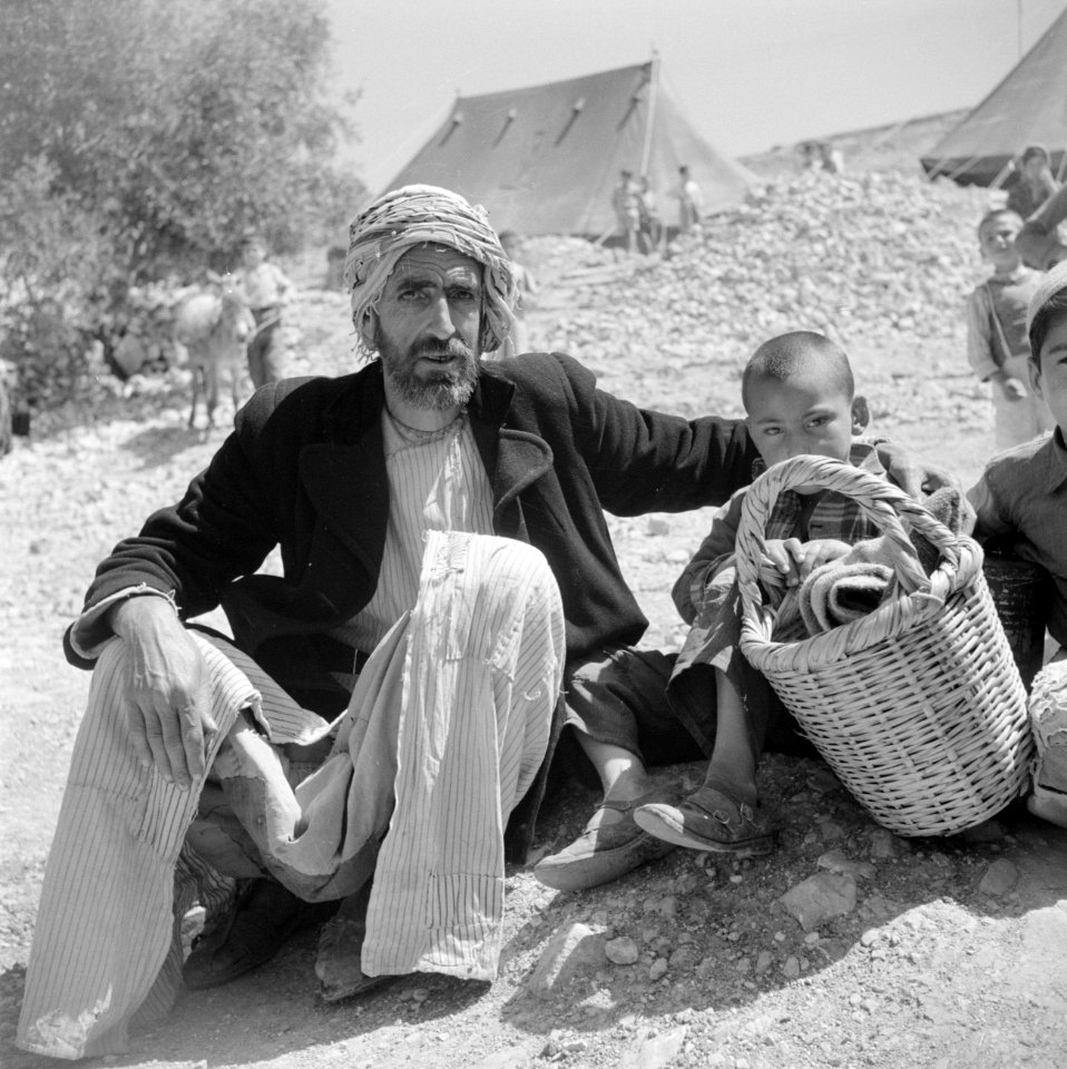 Vluchteling en zoontje in het vluchtelingen kamp Jalazoune nabij Ramallah, Bestanddeelnr 255-5732