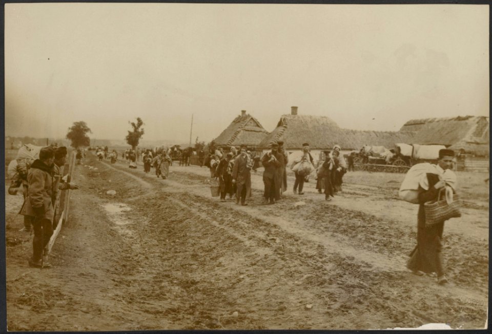 Vluchtelingen trekken over een landweg, Bestanddeelnr 158-2273