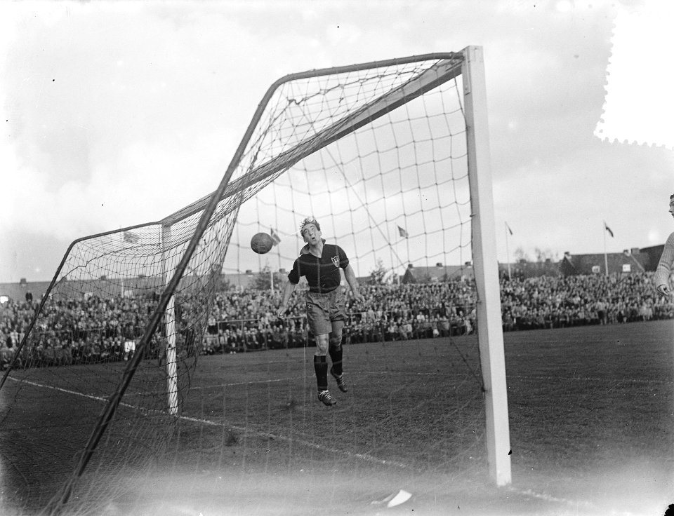Voetbal Haarlem tegen RCH, eerste doelpunt ( De Voogd ), Bestanddeelnr 906-0466
