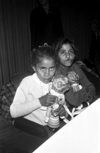 Vluchtelingen, kinderen, poppen, Bestanddeelnr 921-7163