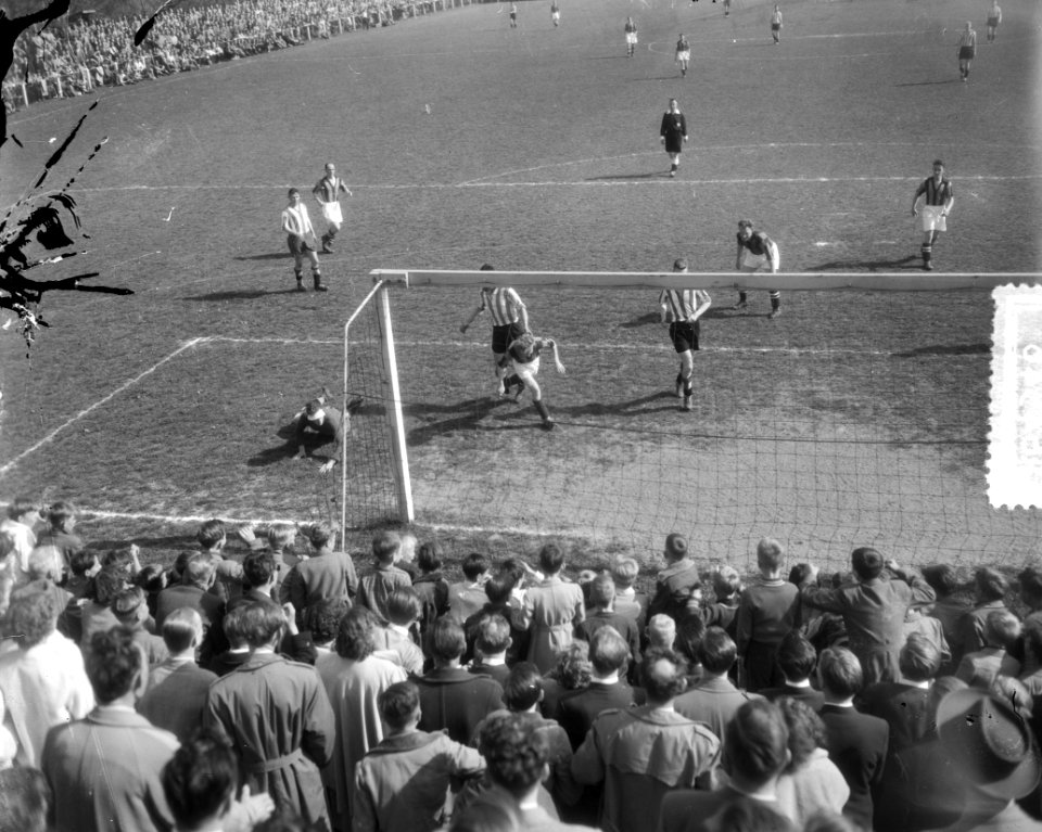 Voetbal DWS tegen Leeuwarden, spelmomenten, Bestanddeelnr 906-4546
