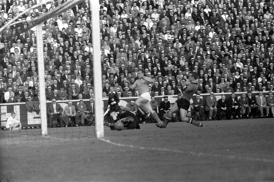 Voetbal Belgie tegen Nederland 1-4 te Antwerpen, spelmoment Piet van der Kuil g, Bestanddeelnr 911-6408