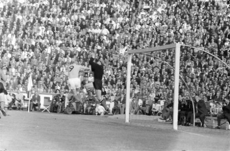 Voetbal Belgie tegen Nederland 1-4 te Antwerpen, v.l.n.r. P. Graafland (l), Klaa, Bestanddeelnr 934-6329
