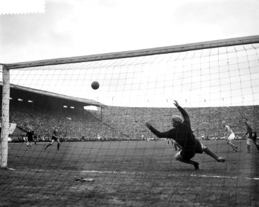 Voetbal Belgie tegen Nederland 2-1 te Antwerpen, Nederlan doelpunt door Rijvers,, Bestanddeelnr 911-1886