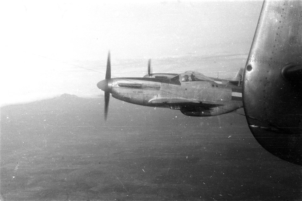 Vlucht Medan-Pandang Blik op een twee P51 Curtiss Mustang jachtvliegtuigen v, Bestanddeelnr 4905