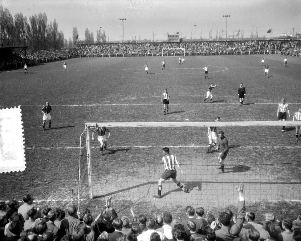 Voetbal DWS tegen Leeuwarden, spelmomenten, Bestanddeelnr 906-4543