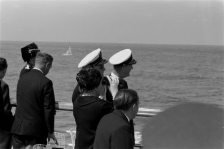 Vlootschouw bij de Scheveningse Pier. Koningin en prins op de Pier, Bestanddeelnr 912-7050