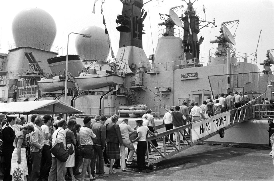 Vlootdagen in Den Helder publiek bij Hr. ms Tromp, Bestanddeelnr 932-2320
