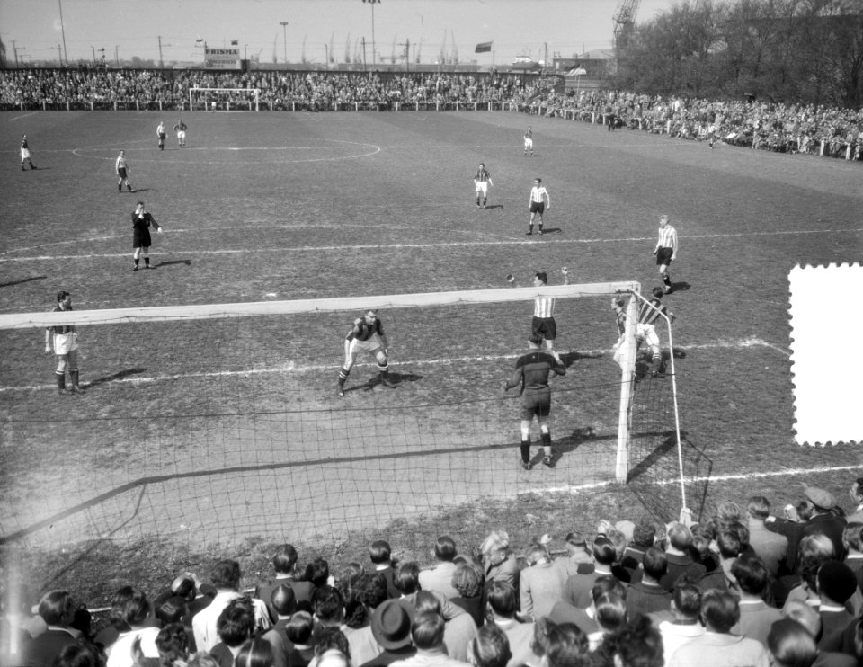 Voetbal DWS tegen Leeuwarden, spelmomenten, Bestanddeelnr 906-4545