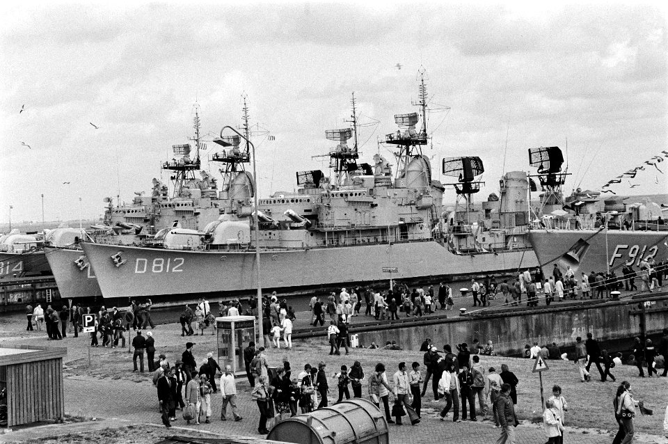 Vlootschouw, menigte, havens, marinebases, militaire vaartuigen, Bestanddeelnr 930-3627