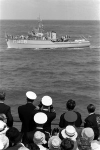 Vlootschouw bij de Scheveningse Pier. Koningin en prins op de Pier, Bestanddeelnr 912-7055