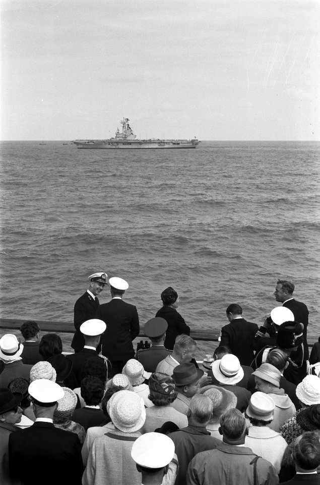 Vlootschouw bij de Scheveningse Pier. Koningin en prins op de Pier, Bestanddeelnr 912-7053