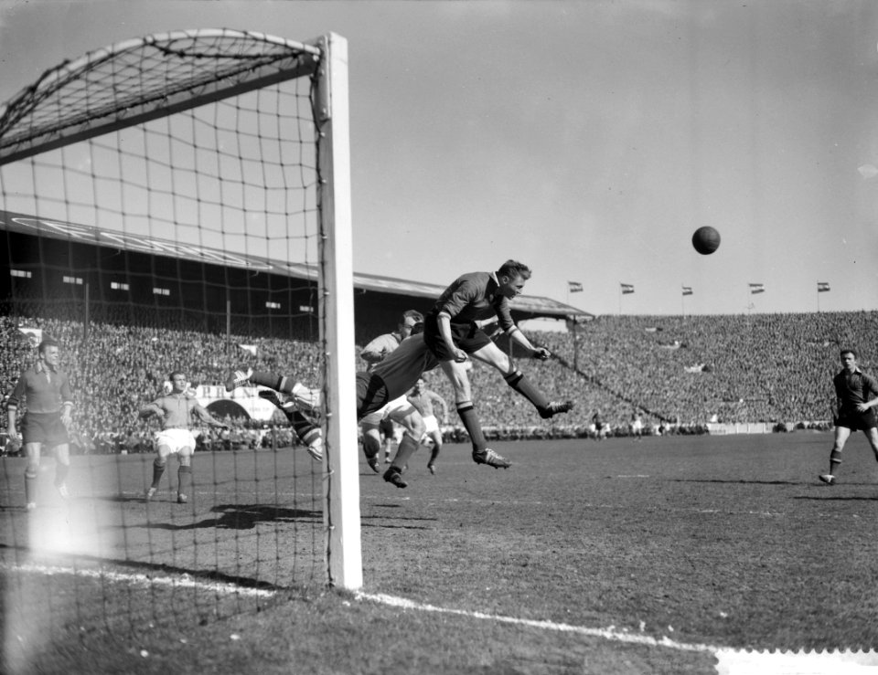 Voetbal Belgie tegen Nederland 2-7, Keeper Leysen en Van Wissen, Bestanddeelnr 909-4808