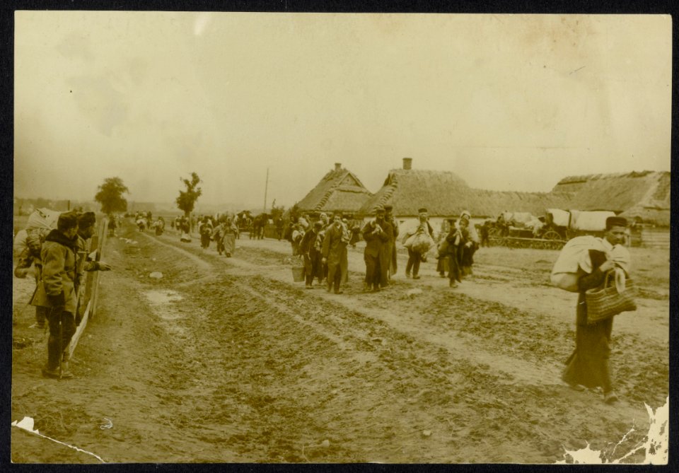 Vluchtende burgers onderweg op een landweg, Bestanddeelnr 158-0616