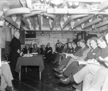 Vlootmanoeuvres. Een marine-officier geeft aan boord van een schip uitleg aan jo, Bestanddeelnr 903-4893