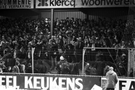 Voetbal AZ67 tegen Feyenoord 5-2, voetbal-geweld op de tribune, Bestanddeelnr 931-1357
