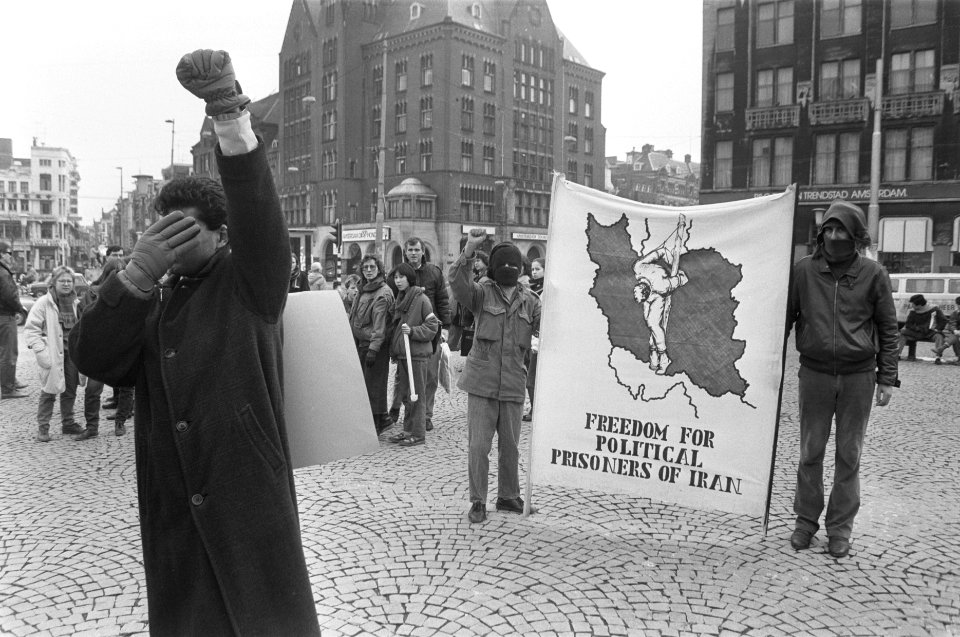 Vluchtelingen uit Iran demonstreren op de Dam in Amsterda tegen het Khomeiny bew, Bestanddeelnr 933-9142