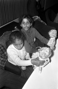 Vluchtelingen, kinderen, poppen, Bestanddeelnr 921-7165