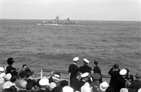 Vlootschouw bij de Scheveningse Pier. Koningin en prins op de Pier, Bestanddeelnr 912-7054