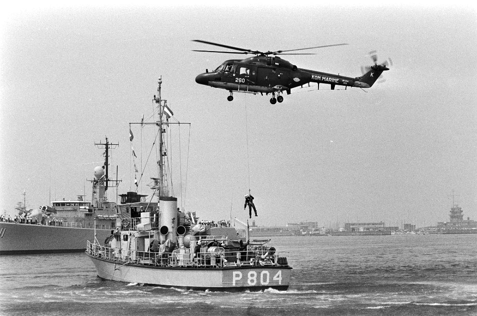 Vlootdagen in Den Helder demonstratie met helicopter, Bestanddeelnr 932-2321