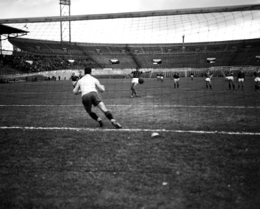 Voetbal DWSA tegen ADO 4-2. Penalty voor DWSA. Arie de Oude, doelman Piet Oo…, Bestanddeelnr 913-6838