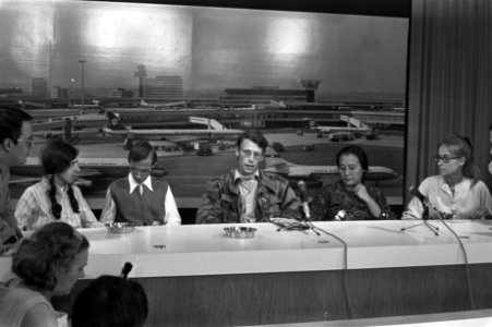Vluchtelingen uit Biafra arriveren op Schiphol. De Deense arts dr. Quint met twe, Bestanddeelnr 923-1580