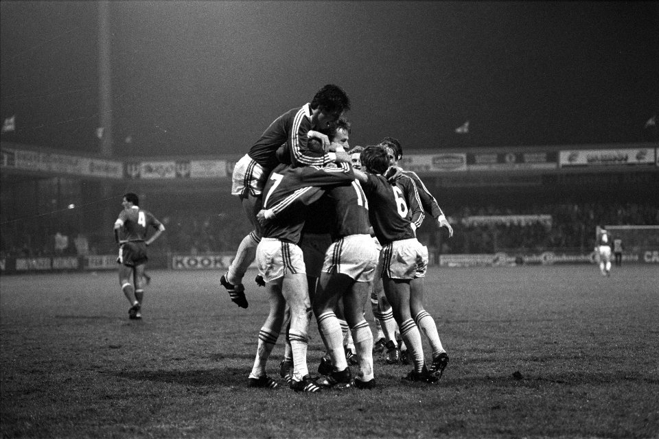 Voetbal AZ67 tegen Radnicky 5-0, vreugde bij AZ67 na het doelpunt van Kees Kist, Bestanddeelnr 931-1988