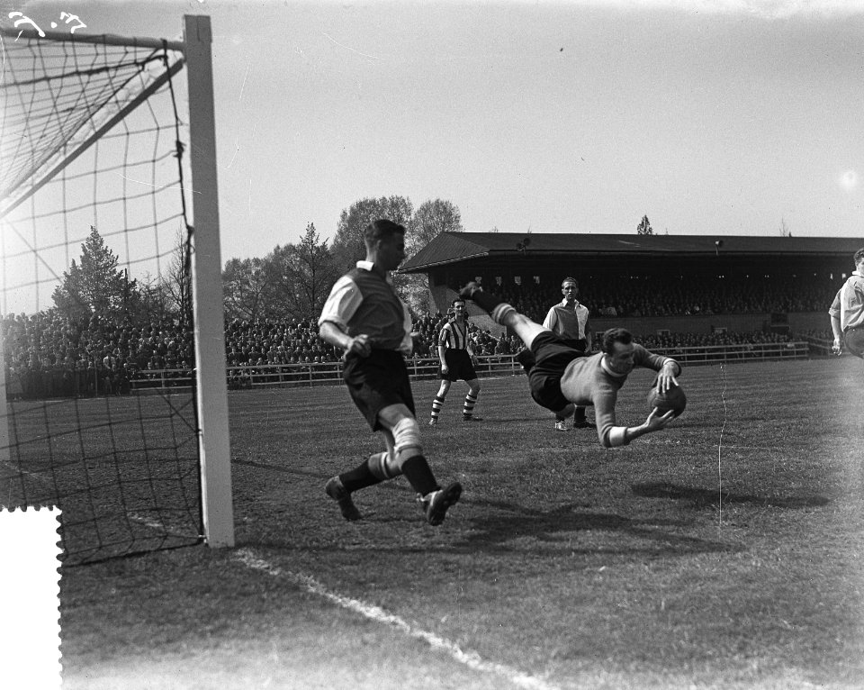 Voetbal Eindhoven tegen Feyenoord 1-1. Spectaculaire duik van de Rotterdamse kee, Bestanddeelnr 906-4541