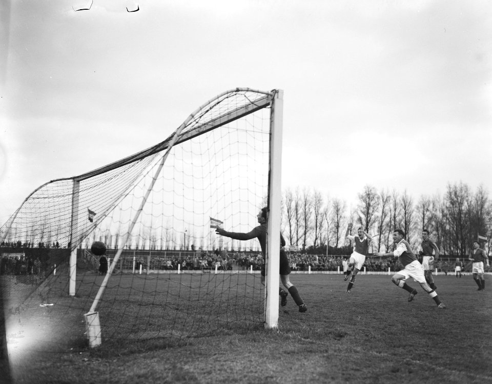 Voetbal Emma tegen Elinckwijk 1-4, Bestanddeelnr 907-4458
