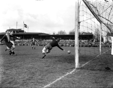Voetbal. 't Gooi-Stormvogels 1-0. Doelpunt van 't Gooi wordt afgekeurd, Bestanddeelnr 903-2751