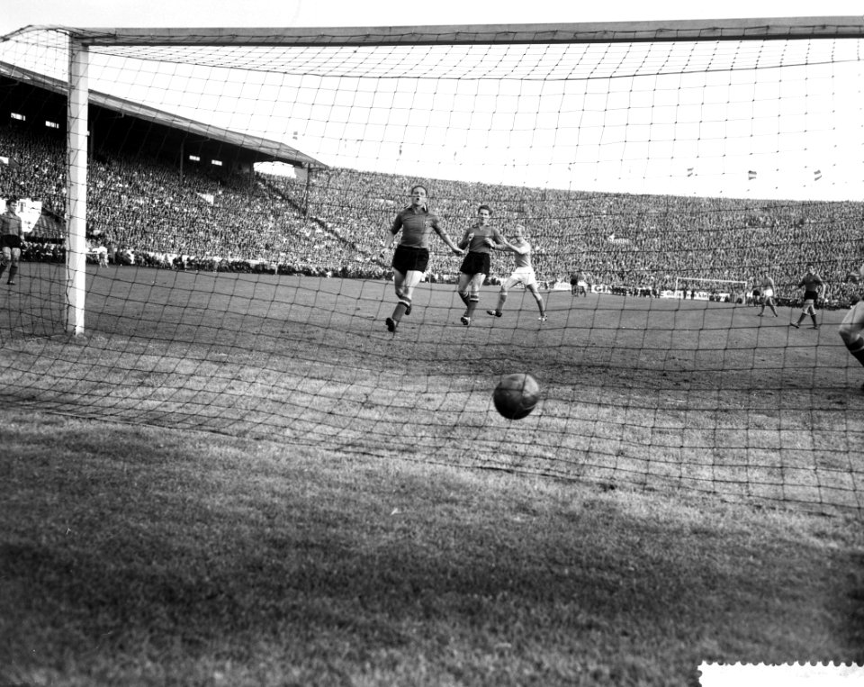 Voetbal Belgie tegen Nederland 1-4 te Antwerpen, spelmomenten, Bestanddeelnr 911-6414