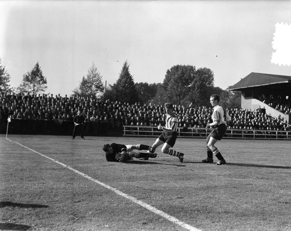 Voetbal Eindhoven tegen Feyenoord 1-1. Feyenoord keeper Henk van der Bijl redt, Bestanddeelnr 906-7602